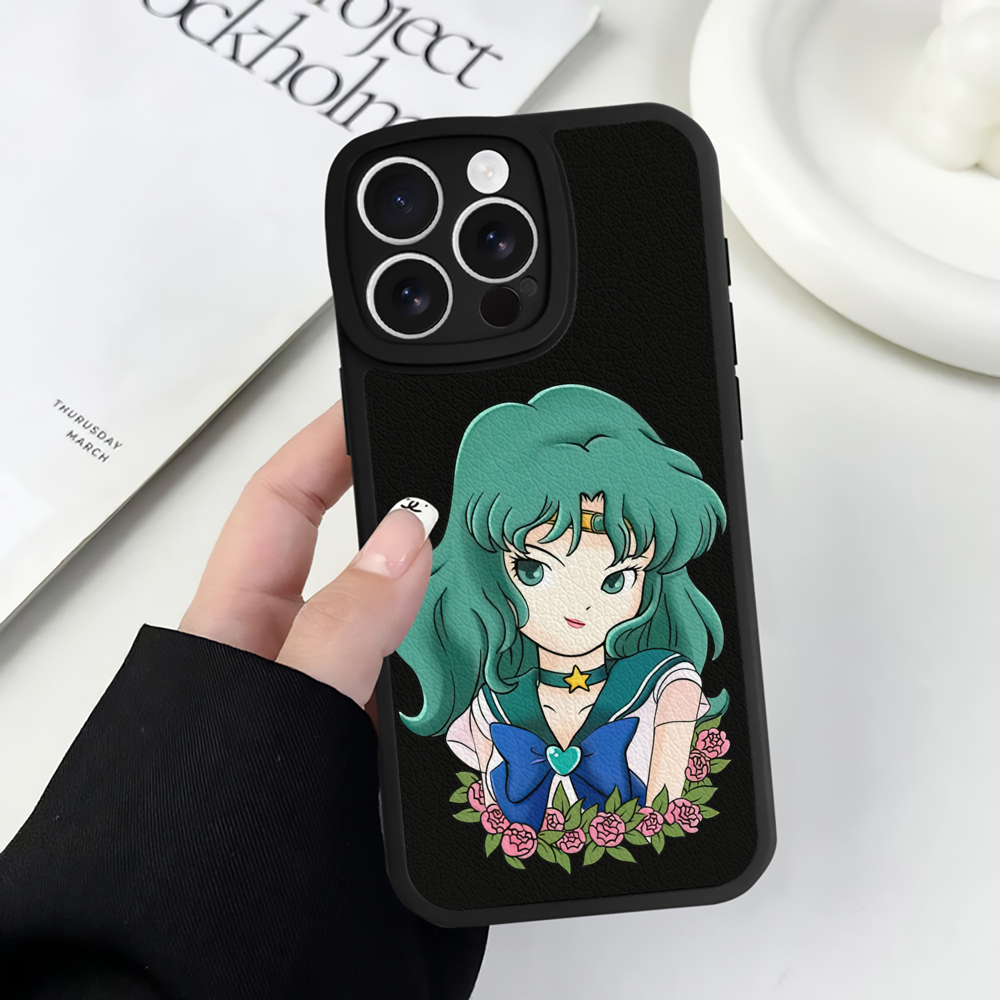 （画像用） 美少女戦士セーラームーン 海王 みちる（かいおう みちる） Sailor Moon Kaiou Michiru 【iPhone 16シリーズ対応】シリコンスマホケース（レザー調） 材質：シリコン
